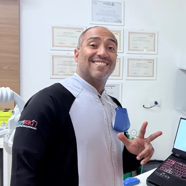 Dr. Marcos Rossini - Especialista em Implantes Dentários